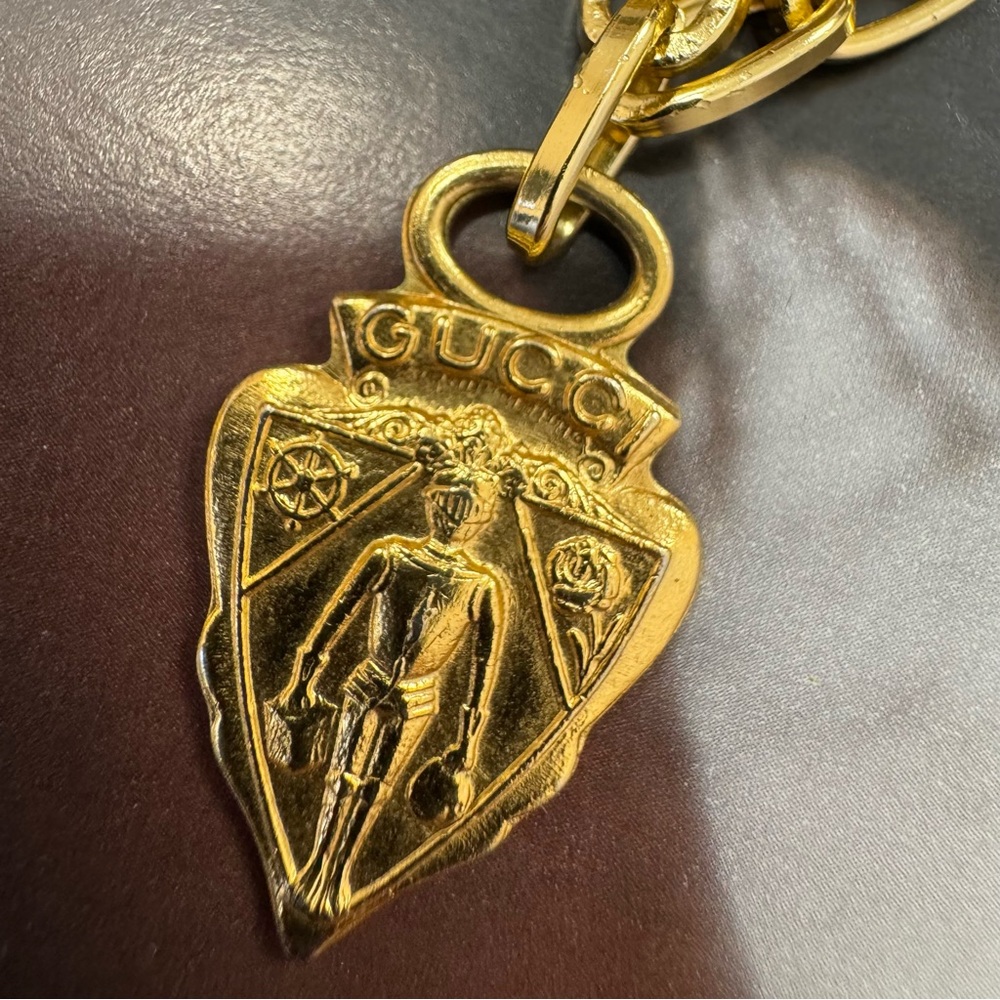 Vintage Gucci Knight Crest Shield Charm Gold Tone Keychain Pendant - Picture 4 of 11